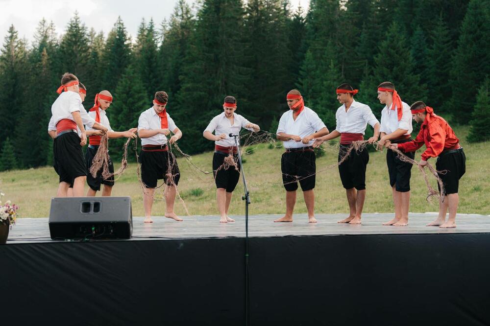 <p>"U vremenu kada se svijet suočava sa izazovima podjela, mi šaljemo jasnu poruku sa Žabljaka: da je različitost snaga na kojoj gradimo evropsku budućnost Crne Gore, koja mora biti zemlja u kojoj svi imaju jednaku šansu"</p>