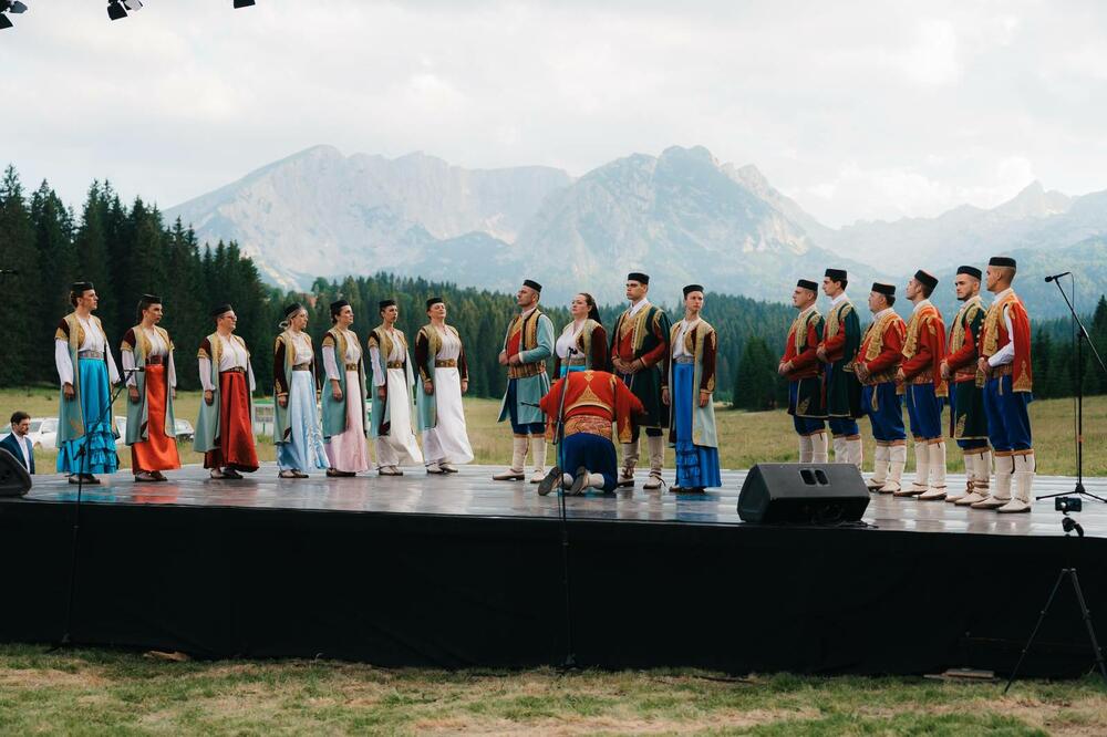 <p>"U vremenu kada se svijet suočava sa izazovima podjela, mi šaljemo jasnu poruku sa Žabljaka: da je različitost snaga na kojoj gradimo evropsku budućnost Crne Gore, koja mora biti zemlja u kojoj svi imaju jednaku šansu"</p>