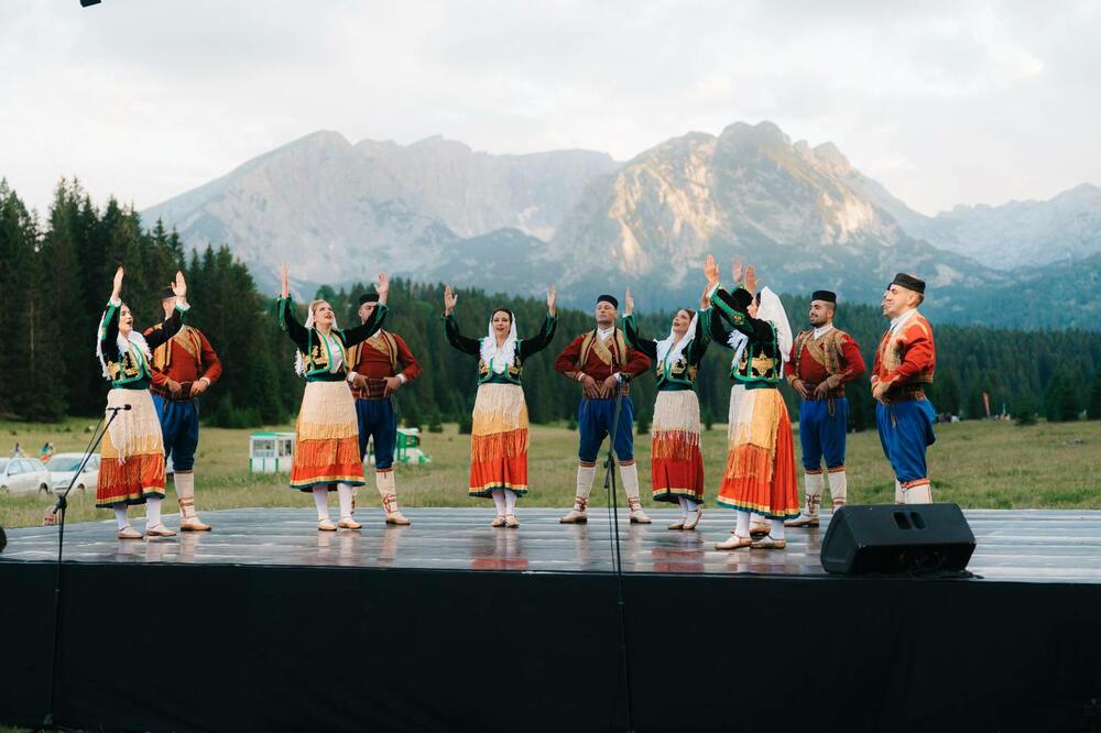 <p>"U vremenu kada se svijet suočava sa izazovima podjela, mi šaljemo jasnu poruku sa Žabljaka: da je različitost snaga na kojoj gradimo evropsku budućnost Crne Gore, koja mora biti zemlja u kojoj svi imaju jednaku šansu"</p>