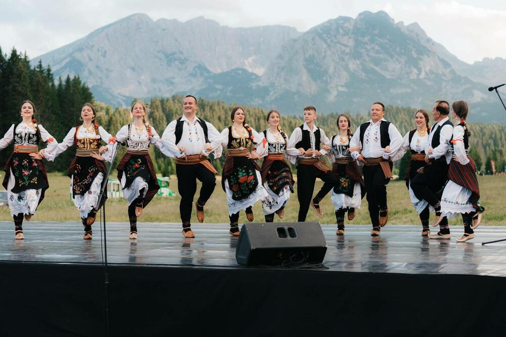 <p>"U vremenu kada se svijet suočava sa izazovima podjela, mi šaljemo jasnu poruku sa Žabljaka: da je različitost snaga na kojoj gradimo evropsku budućnost Crne Gore, koja mora biti zemlja u kojoj svi imaju jednaku šansu"</p>