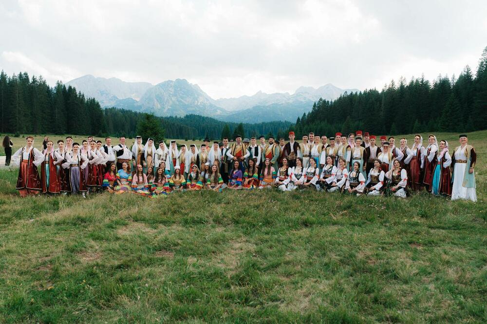 <p>"U vremenu kada se svijet suočava sa izazovima podjela, mi šaljemo jasnu poruku sa Žabljaka: da je različitost snaga na kojoj gradimo evropsku budućnost Crne Gore, koja mora biti zemlja u kojoj svi imaju jednaku šansu"</p>