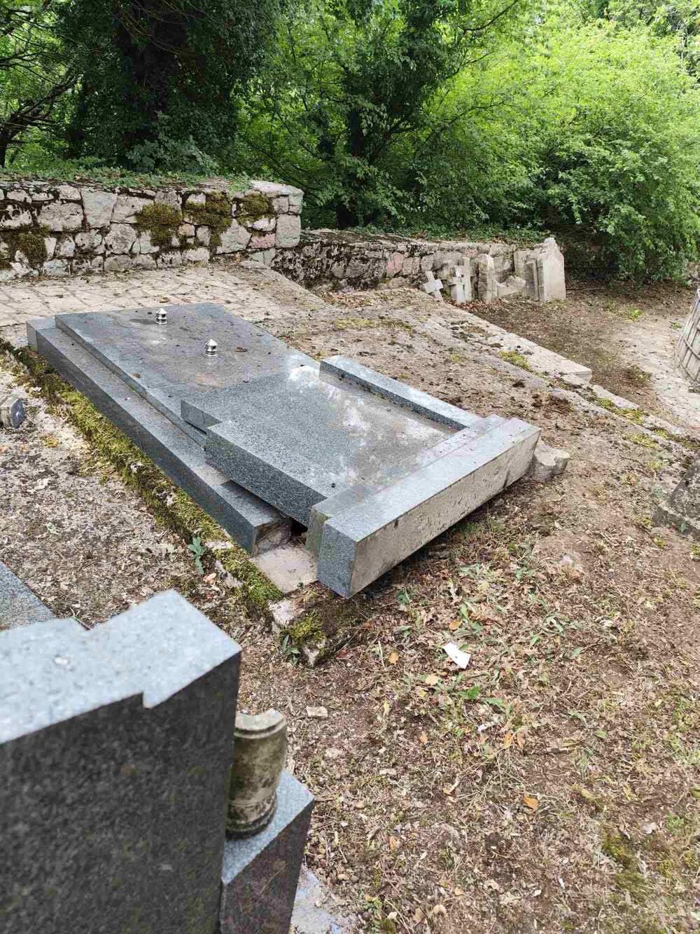 <p>Mještani pozvali nadležne da hitno reaguju i riješe problem</p>