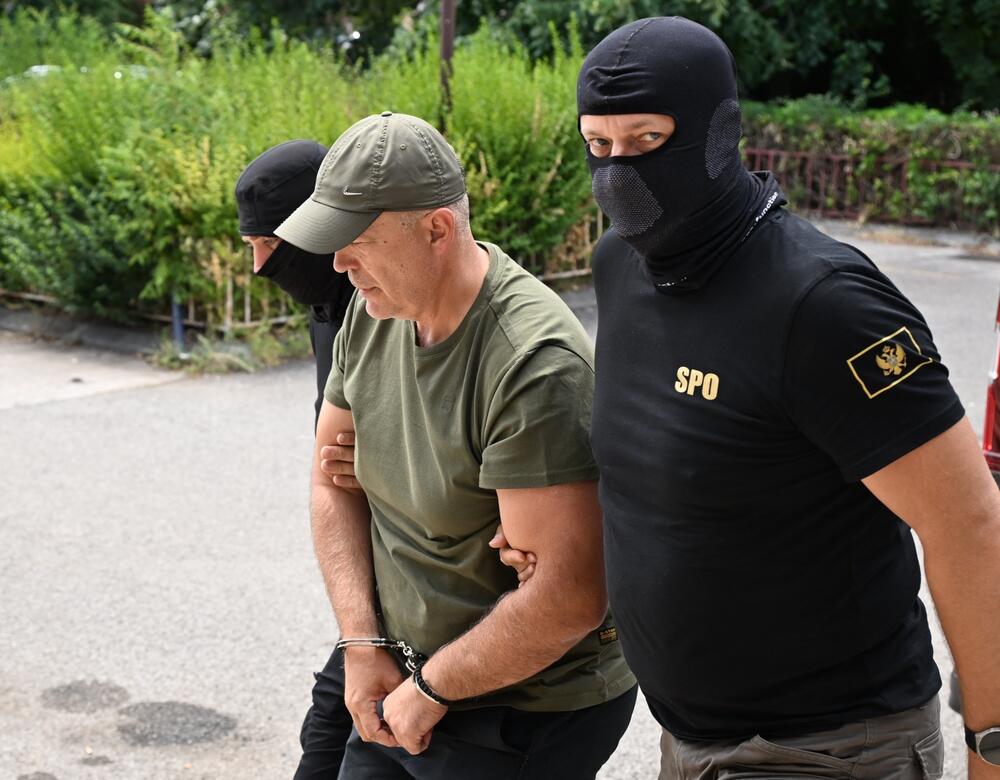 <p>Kako saznaju Vijesti, osim Drobnjaka uhapšeni su Ivan Popović, Mato Knežević i još nekoliko osoba</p>