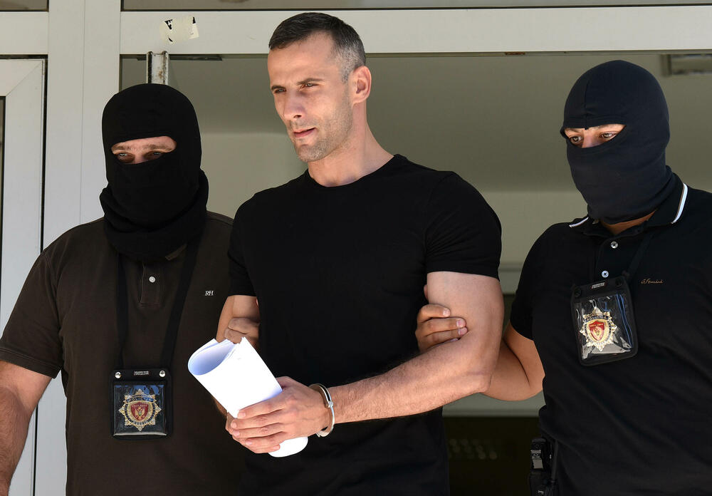 <p>Kako saznaju Vijesti, osim Drobnjaka uhapšeni su Ivan Popović, Mato Knežević i još nekoliko osoba</p>