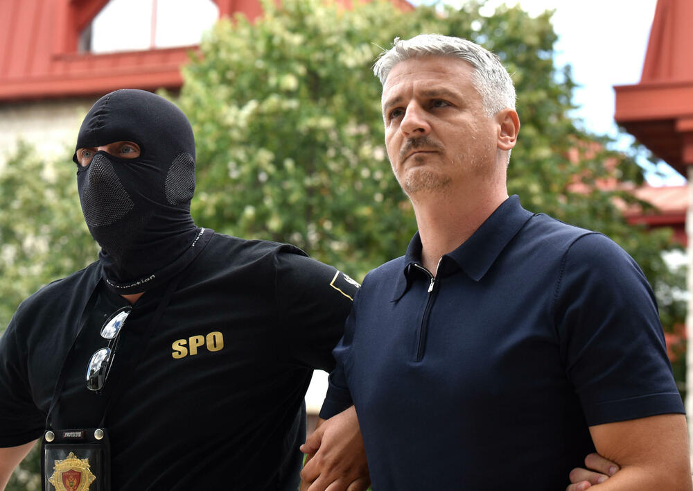 <p>Kako saznaju Vijesti, osim Drobnjaka uhapšeni su Ivan Popović, Mato Knežević i još nekoliko osoba</p>