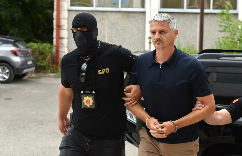 <p>Kako saznaju Vijesti, osim Drobnjaka uhapšeni su Ivan Popović, Mato Knežević i još nekoliko osoba</p>