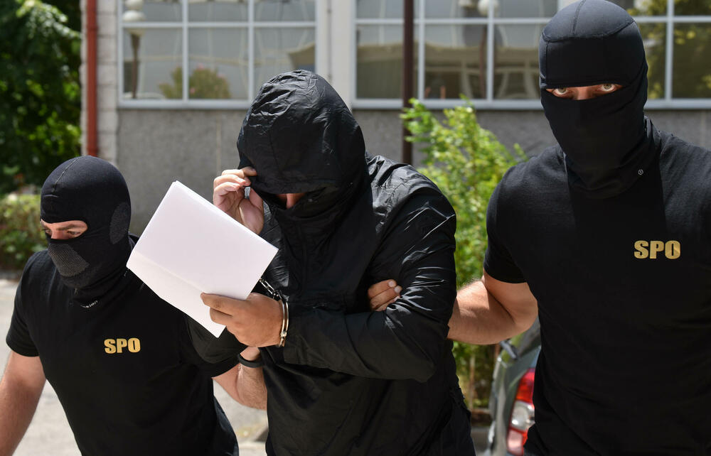 <p>Kako saznaju Vijesti, osim Drobnjaka uhapšeni su Ivan Popović, Mato Knežević i još nekoliko osoba</p>