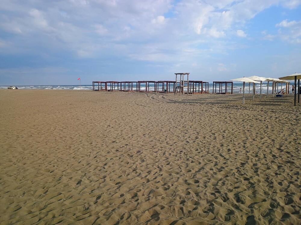 Ulcinj: U tri lokala na Velikoj plaži zatečeno sedam stranaca bez...