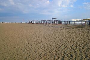Ulcinj: U tri lokala na Velikoj plaži zatečeno sedam stranaca bez...