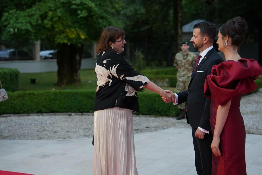 <p>Predsjednik Crne Gore je, na svečanom prijemu povodom 13. jula – Dana državnosti Crne Gore koji je priredio u rezidenciji na Cetinju, kazao da se danas obilježava dan kada su, u dvije različite epohe, ispisane najvjetlije stranice crnogorske istorije</p>