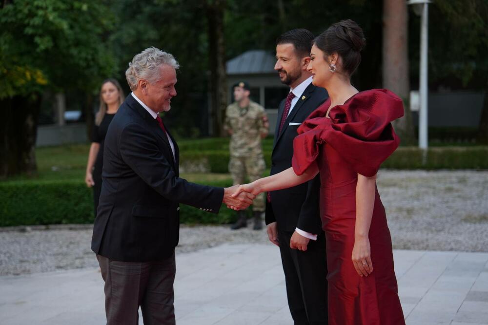 <p>Predsjednik Crne Gore je, na svečanom prijemu povodom 13. jula – Dana državnosti Crne Gore koji je priredio u rezidenciji na Cetinju, kazao da se danas obilježava dan kada su, u dvije različite epohe, ispisane najvjetlije stranice crnogorske istorije</p>