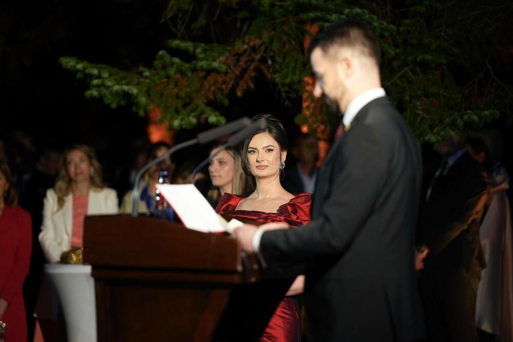 <p>Predsjednik Crne Gore je, na svečanom prijemu povodom 13. jula – Dana državnosti Crne Gore koji je priredio u rezidenciji na Cetinju, kazao da se danas obilježava dan kada su, u dvije različite epohe, ispisane najvjetlije stranice crnogorske istorije</p>