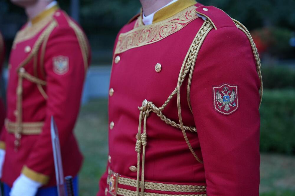 <p>Predsjednik Crne Gore je, na svečanom prijemu povodom 13. jula – Dana državnosti Crne Gore koji je priredio u rezidenciji na Cetinju, kazao da se danas obilježava dan kada su, u dvije različite epohe, ispisane najvjetlije stranice crnogorske istorije</p>