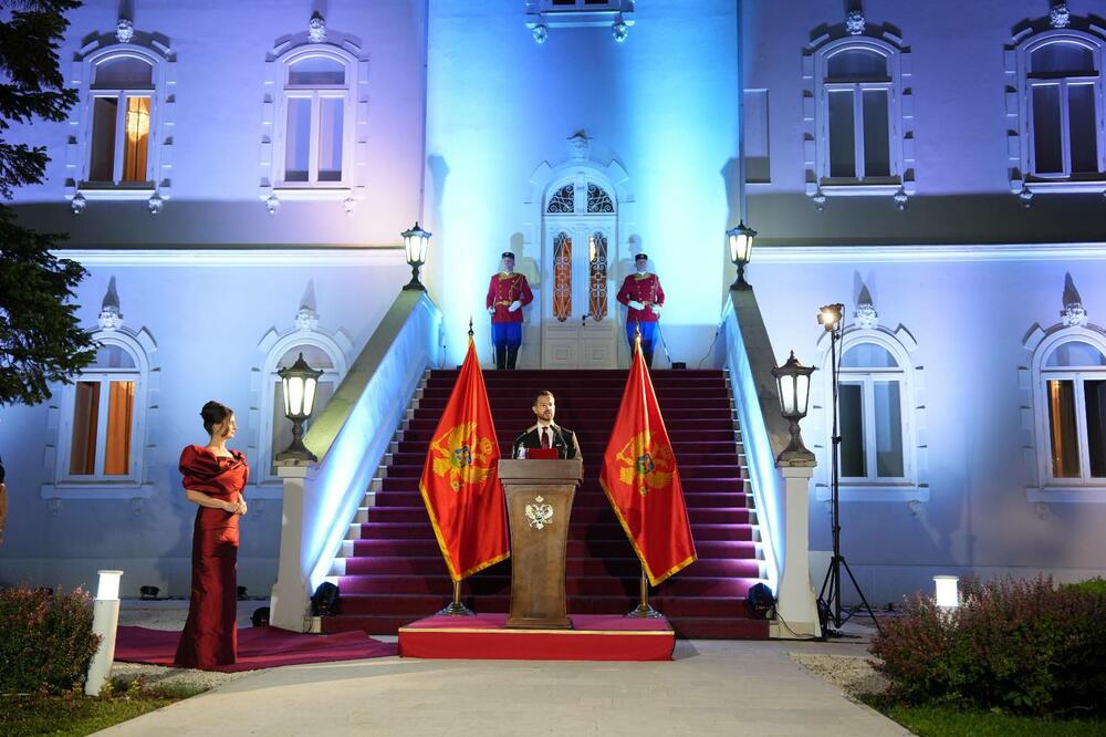 <p>Predsjednik Crne Gore je, na svečanom prijemu povodom 13. jula – Dana državnosti Crne Gore koji je priredio u rezidenciji na Cetinju, kazao da se danas obilježava dan kada su, u dvije različite epohe, ispisane najvjetlije stranice crnogorske istorije</p>