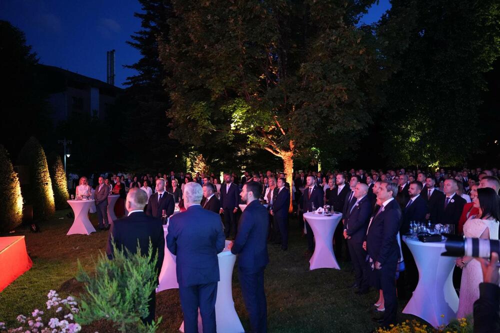 <p>Predsjednik Crne Gore je, na svečanom prijemu povodom 13. jula – Dana državnosti Crne Gore koji je priredio u rezidenciji na Cetinju, kazao da se danas obilježava dan kada su, u dvije različite epohe, ispisane najvjetlije stranice crnogorske istorije</p>