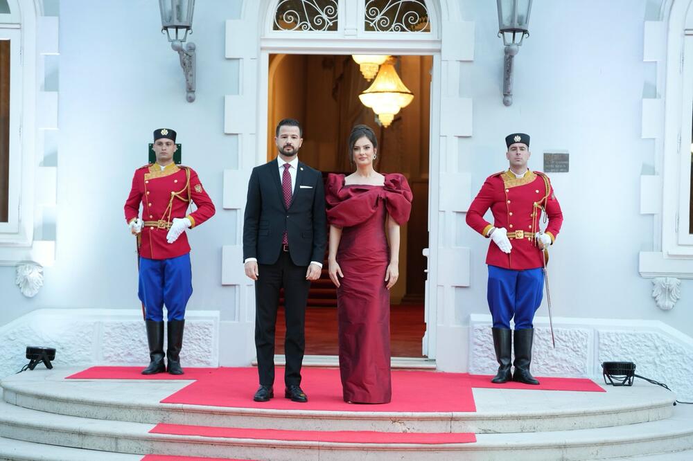 <p>Predsjednik Crne Gore je, na svečanom prijemu povodom 13. jula – Dana državnosti Crne Gore koji je priredio u rezidenciji na Cetinju, kazao da se danas obilježava dan kada su, u dvije različite epohe, ispisane najvjetlije stranice crnogorske istorije</p>