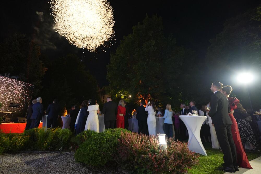 <p>Predsjednik Crne Gore je, na svečanom prijemu povodom 13. jula – Dana državnosti Crne Gore koji je priredio u rezidenciji na Cetinju, kazao da se danas obilježava dan kada su, u dvije različite epohe, ispisane najvjetlije stranice crnogorske istorije</p>