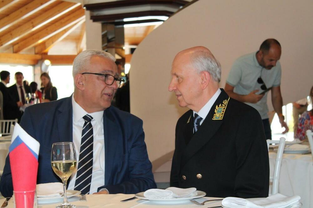 S lijeva na desno: Andrija Mandić i ambasador Rusije u Crnoj Gori Aleksandar  Lukašik na prijemu povodom Dana Rusije