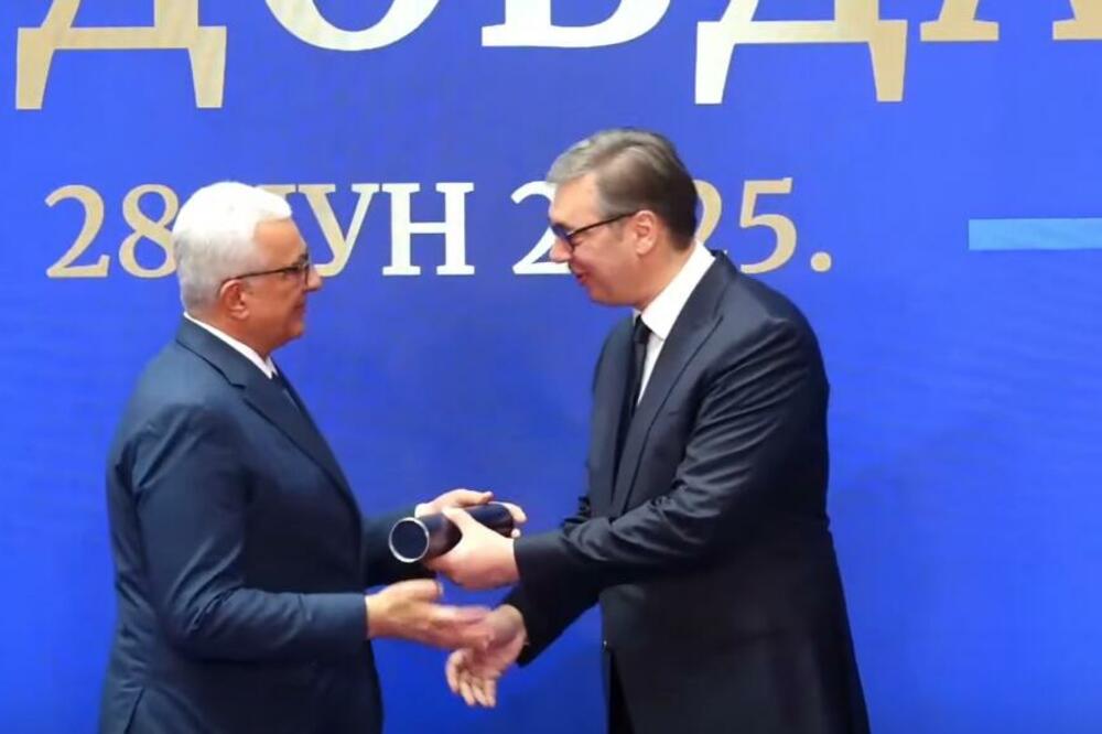 Predsjednik Srbije Aleksandar Vučić uručuje zahvalnicu Mandiću za izuzetan doprinos jačanju prijateljstva Crne Gore i Srbije i posvećenost očuvanju srpskog identiteta, kulture i tradicije u Crnoj Gori, Foto: DFC