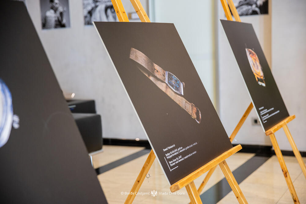 <p>"Izložba 'Kad vrijeme utihne' predstavlja ne samo zbirku uništenih mehanizama, već tihu arhivu jednog zločina. Satovi predstavljeni na slikama su lični tragovi ljudi koji su ubijeni u genocidu u Srebrenici", piše u saopštenju Vlade</p>