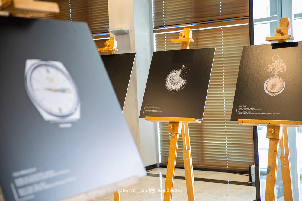 <p>"Izložba 'Kad vrijeme utihne' predstavlja ne samo zbirku uništenih mehanizama, već tihu arhivu jednog zločina. Satovi predstavljeni na slikama su lični tragovi ljudi koji su ubijeni u genocidu u Srebrenici", piše u saopštenju Vlade</p>