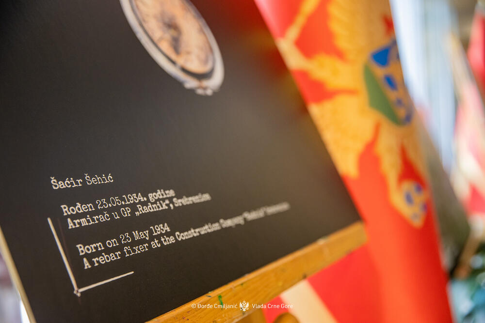 <p>"Izložba 'Kad vrijeme utihne' predstavlja ne samo zbirku uništenih mehanizama, već tihu arhivu jednog zločina. Satovi predstavljeni na slikama su lični tragovi ljudi koji su ubijeni u genocidu u Srebrenici", piše u saopštenju Vlade</p>