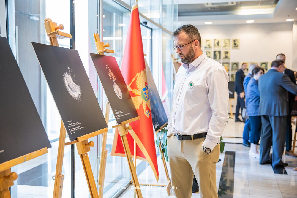 <p>"Izložba 'Kad vrijeme utihne' predstavlja ne samo zbirku uništenih mehanizama, već tihu arhivu jednog zločina. Satovi predstavljeni na slikama su lični tragovi ljudi koji su ubijeni u genocidu u Srebrenici", piše u saopštenju Vlade</p>