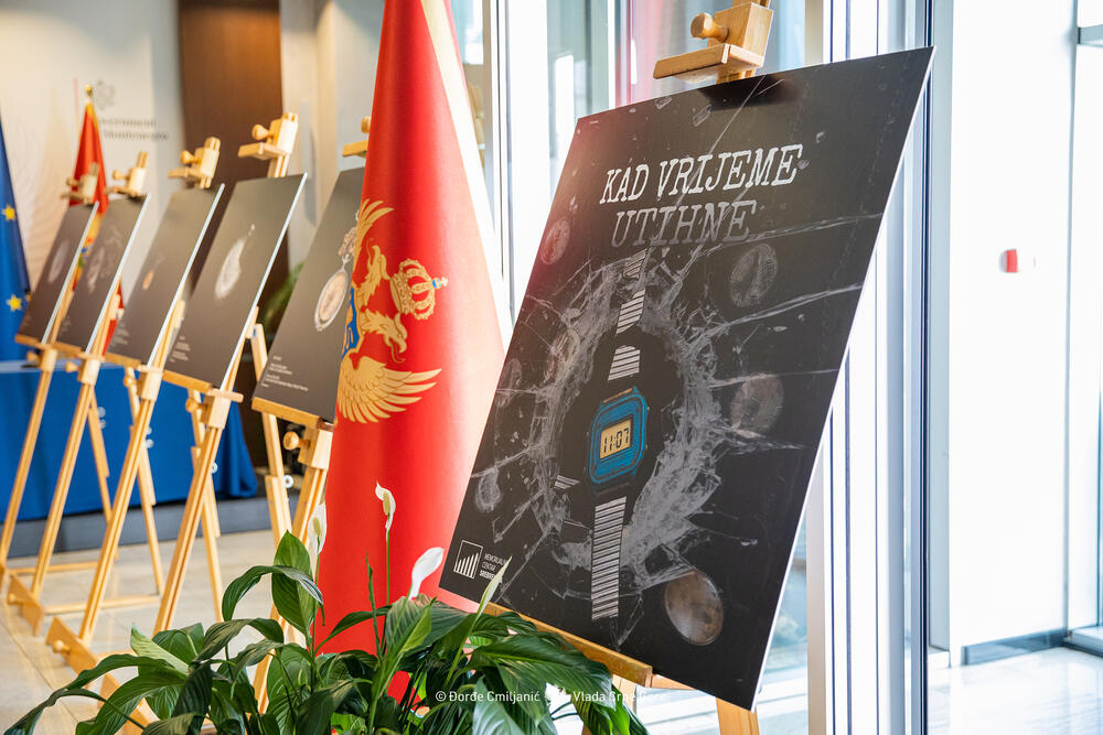 <p>"Izložba 'Kad vrijeme utihne' predstavlja ne samo zbirku uništenih mehanizama, već tihu arhivu jednog zločina. Satovi predstavljeni na slikama su lični tragovi ljudi koji su ubijeni u genocidu u Srebrenici", piše u saopštenju Vlade</p>