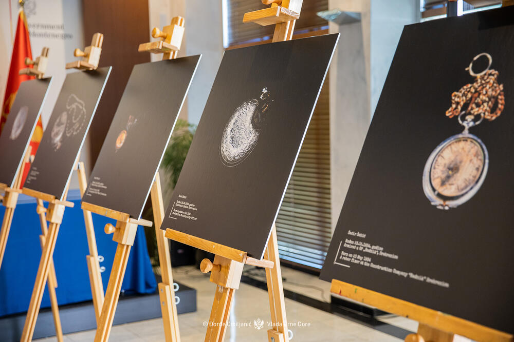 <p>"Izložba 'Kad vrijeme utihne' predstavlja ne samo zbirku uništenih mehanizama, već tihu arhivu jednog zločina. Satovi predstavljeni na slikama su lični tragovi ljudi koji su ubijeni u genocidu u Srebrenici", piše u saopštenju Vlade</p>