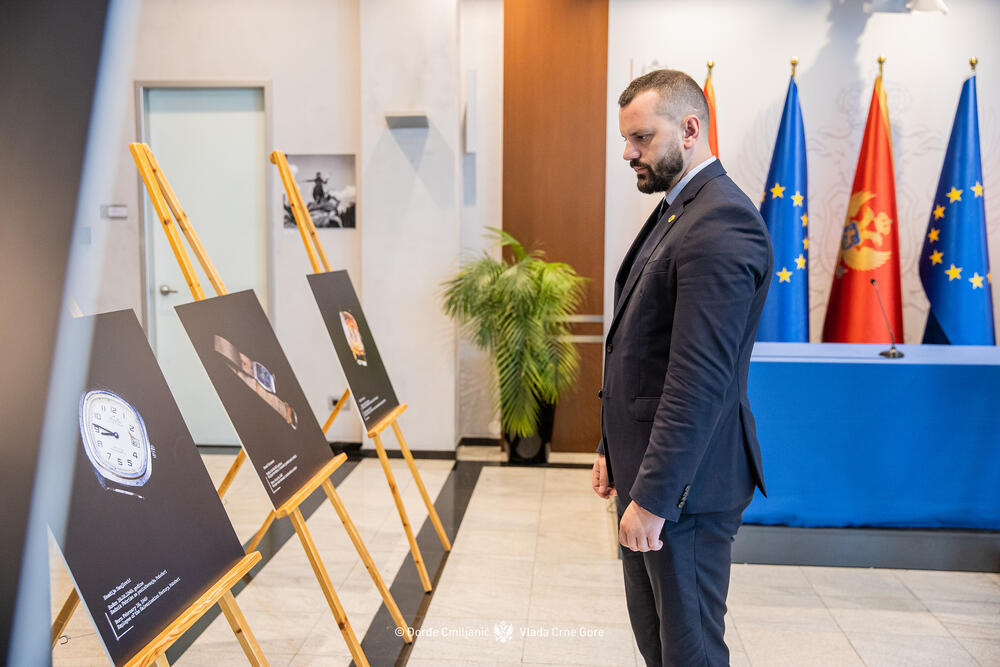 <p>"Izložba 'Kad vrijeme utihne' predstavlja ne samo zbirku uništenih mehanizama, već tihu arhivu jednog zločina. Satovi predstavljeni na slikama su lični tragovi ljudi koji su ubijeni u genocidu u Srebrenici", piše u saopštenju Vlade</p>