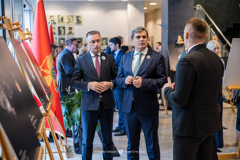 <p>"Izložba 'Kad vrijeme utihne' predstavlja ne samo zbirku uništenih mehanizama, već tihu arhivu jednog zločina. Satovi predstavljeni na slikama su lični tragovi ljudi koji su ubijeni u genocidu u Srebrenici", piše u saopštenju Vlade</p>