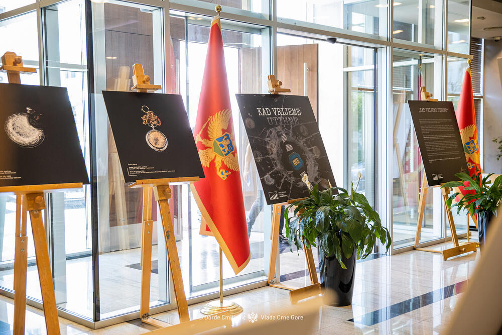 <p>"Izložba 'Kad vrijeme utihne' predstavlja ne samo zbirku uništenih mehanizama, već tihu arhivu jednog zločina. Satovi predstavljeni na slikama su lični tragovi ljudi koji su ubijeni u genocidu u Srebrenici", piše u saopštenju Vlade</p>