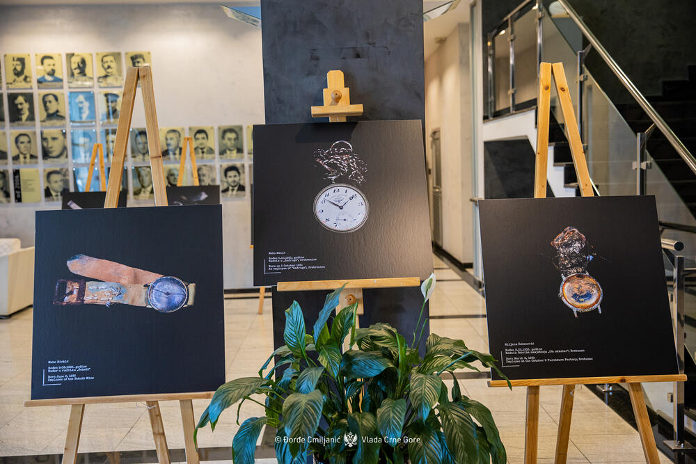 <p>"Izložba 'Kad vrijeme utihne' predstavlja ne samo zbirku uništenih mehanizama, već tihu arhivu jednog zločina. Satovi predstavljeni na slikama su lični tragovi ljudi koji su ubijeni u genocidu u Srebrenici", piše u saopštenju Vlade</p>