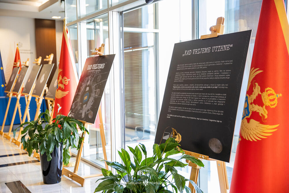 <p>"Izložba 'Kad vrijeme utihne' predstavlja ne samo zbirku uništenih mehanizama, već tihu arhivu jednog zločina. Satovi predstavljeni na slikama su lični tragovi ljudi koji su ubijeni u genocidu u Srebrenici", piše u saopštenju Vlade</p>