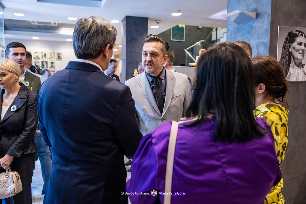 <p>"Izložba 'Kad vrijeme utihne' predstavlja ne samo zbirku uništenih mehanizama, već tihu arhivu jednog zločina. Satovi predstavljeni na slikama su lični tragovi ljudi koji su ubijeni u genocidu u Srebrenici", piše u saopštenju Vlade</p>