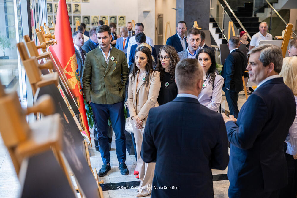 <p>"Izložba 'Kad vrijeme utihne' predstavlja ne samo zbirku uništenih mehanizama, već tihu arhivu jednog zločina. Satovi predstavljeni na slikama su lični tragovi ljudi koji su ubijeni u genocidu u Srebrenici", piše u saopštenju Vlade</p>