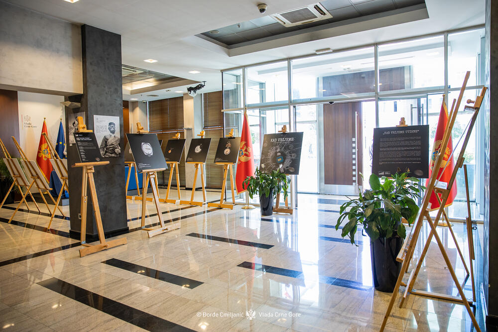 <p>"Izložba 'Kad vrijeme utihne' predstavlja ne samo zbirku uništenih mehanizama, već tihu arhivu jednog zločina. Satovi predstavljeni na slikama su lični tragovi ljudi koji su ubijeni u genocidu u Srebrenici", piše u saopštenju Vlade</p>