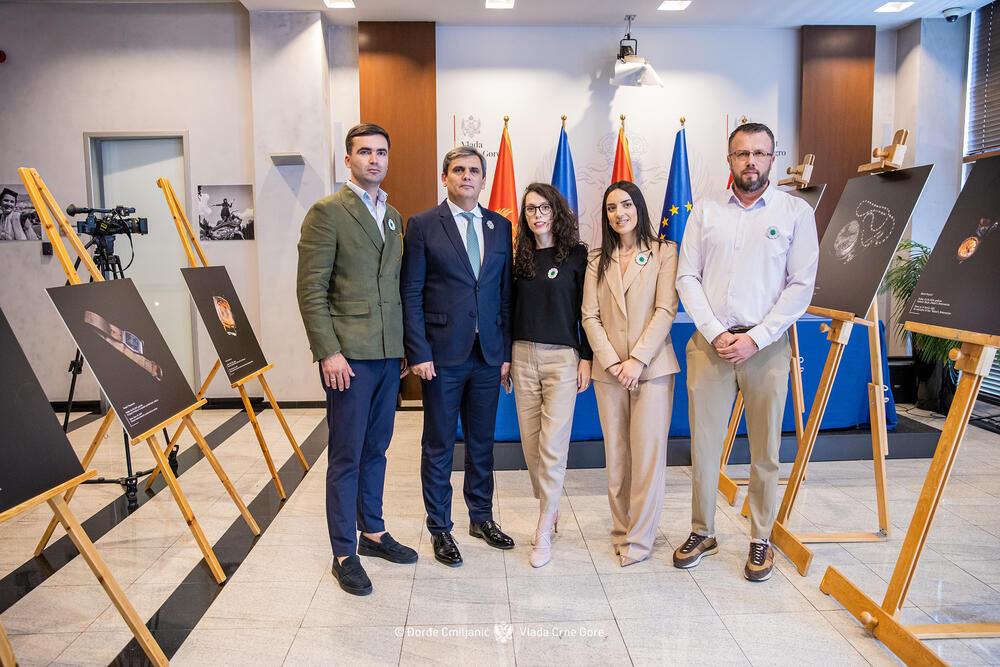 <p>"Izložba 'Kad vrijeme utihne' predstavlja ne samo zbirku uništenih mehanizama, već tihu arhivu jednog zločina. Satovi predstavljeni na slikama su lični tragovi ljudi koji su ubijeni u genocidu u Srebrenici", piše u saopštenju Vlade</p>