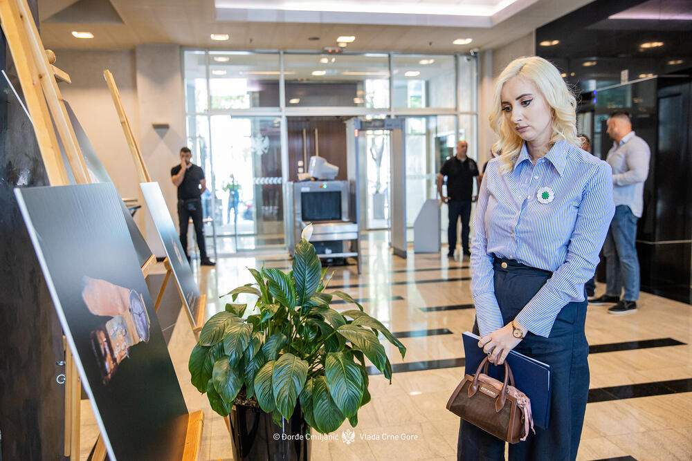 <p>"Izložba 'Kad vrijeme utihne' predstavlja ne samo zbirku uništenih mehanizama, već tihu arhivu jednog zločina. Satovi predstavljeni na slikama su lični tragovi ljudi koji su ubijeni u genocidu u Srebrenici", piše u saopštenju Vlade</p>