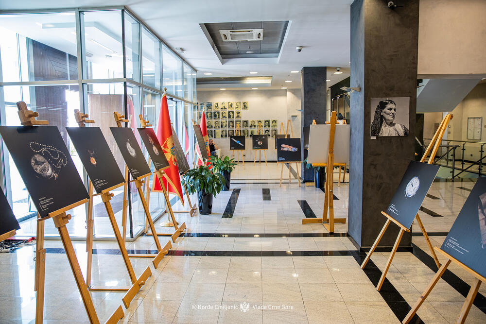 <p>"Izložba 'Kad vrijeme utihne' predstavlja ne samo zbirku uništenih mehanizama, već tihu arhivu jednog zločina. Satovi predstavljeni na slikama su lični tragovi ljudi koji su ubijeni u genocidu u Srebrenici", piše u saopštenju Vlade</p>