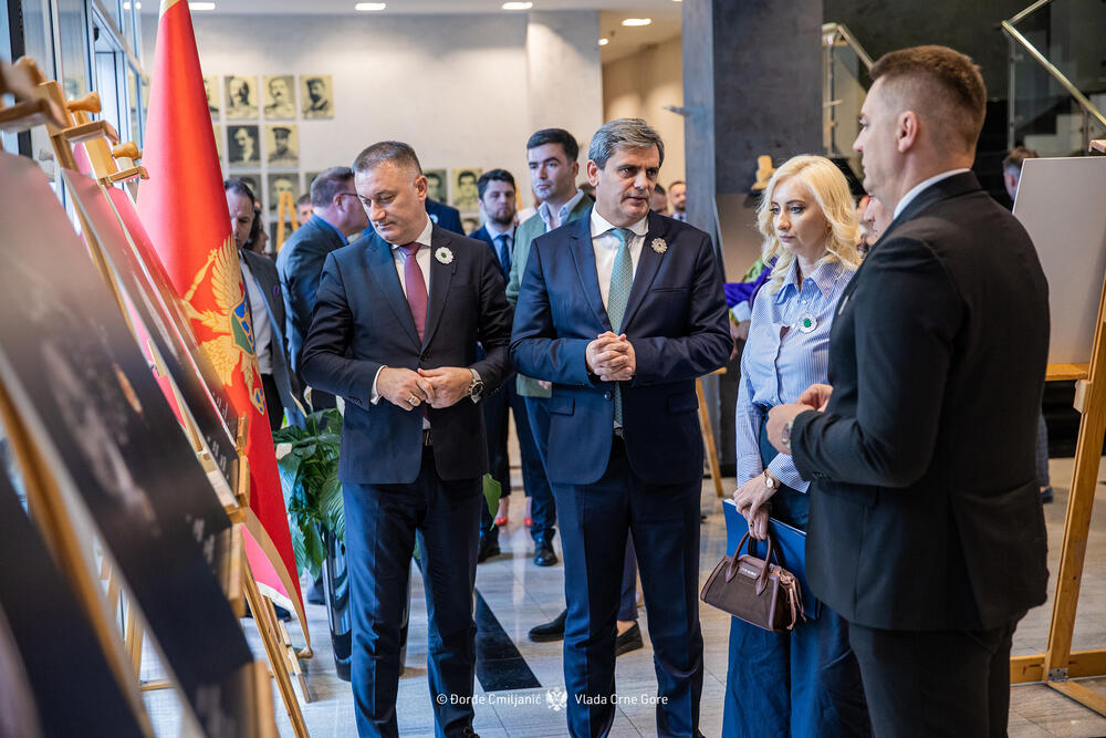 <p>"Izložba 'Kad vrijeme utihne' predstavlja ne samo zbirku uništenih mehanizama, već tihu arhivu jednog zločina. Satovi predstavljeni na slikama su lični tragovi ljudi koji su ubijeni u genocidu u Srebrenici", piše u saopštenju Vlade</p>