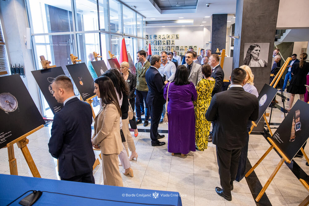 <p>"Izložba 'Kad vrijeme utihne' predstavlja ne samo zbirku uništenih mehanizama, već tihu arhivu jednog zločina. Satovi predstavljeni na slikama su lični tragovi ljudi koji su ubijeni u genocidu u Srebrenici", piše u saopštenju Vlade</p>