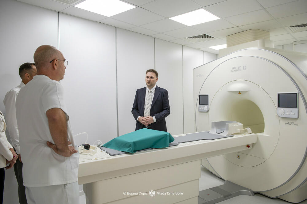 <p>U saopštenju Ministarstva se navodi da je investicija vrijedna 760.000 eura realizovana iz budžetskih sredstava, te da je obuhvatila nabavku opreme, instalaciju, testiranje i obuku medicinskog osoblja</p>  <p>Iz Ministarstva zdravlja su rekli da je dodatnih 133.000 eura obezbijeđeno za adaptaciju prostora u skladu sa najvišim standardima</p>