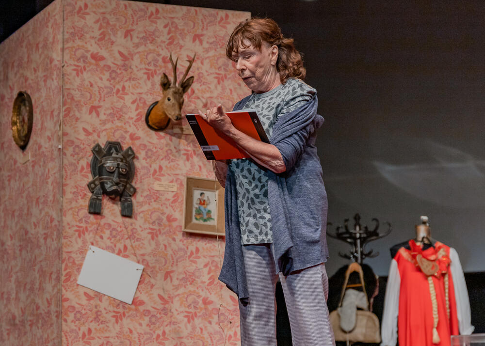 <p>Uprkos izazovima vjetra, Seka Sablić i Gorica Popović briljirale su u duodrami o samoći, zabludama i prijateljstvu, oživljavajući teatar apsurda u duhu Koljade i duha vremena</p>