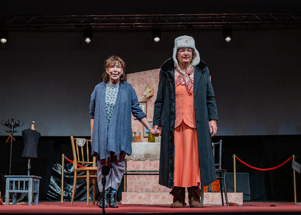 <p>Uprkos izazovima vjetra, Seka Sablić i Gorica Popović briljirale su u duodrami o samoći, zabludama i prijateljstvu, oživljavajući teatar apsurda u duhu Koljade i duha vremena</p>