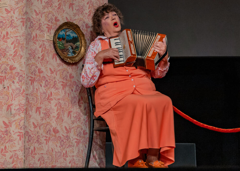 <p>Uprkos izazovima vjetra, Seka Sablić i Gorica Popović briljirale su u duodrami o samoći, zabludama i prijateljstvu, oživljavajući teatar apsurda u duhu Koljade i duha vremena</p>