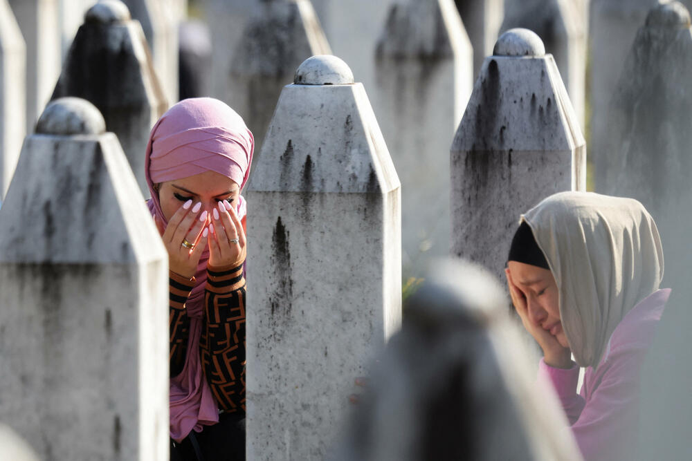 <p>Premijer Hrvatske Andrej Plenković je u govoru rekao da je Srebrenica "više od stradanja" i "simbol opomene".</p>  <p>Dodao je da su BiH i Hrvatska "bile žrtve agresije Miloševićevog režima", nekadašnjeg predsjednika Srbije</p>