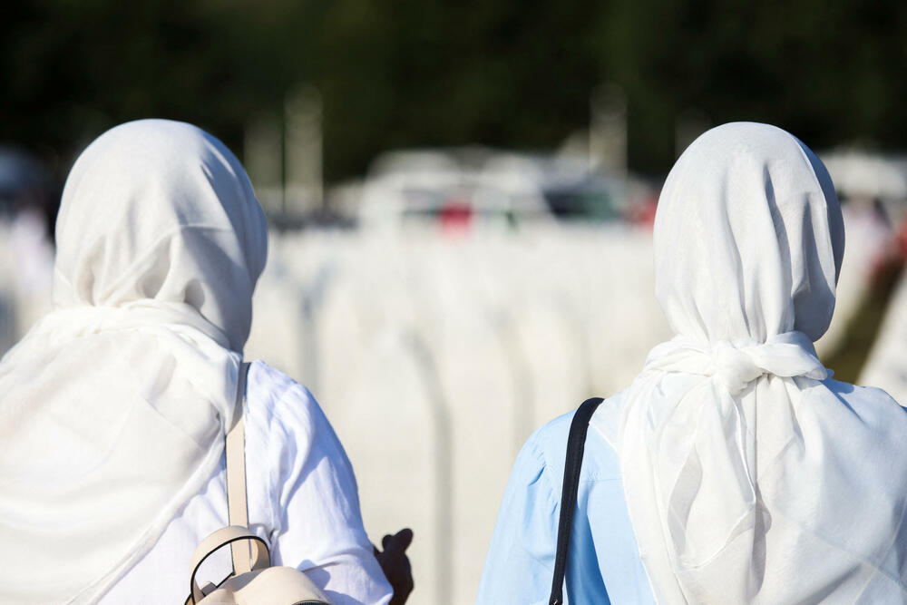 <p>Premijer Hrvatske Andrej Plenković je u govoru rekao da je Srebrenica "više od stradanja" i "simbol opomene".</p>  <p>Dodao je da su BiH i Hrvatska "bile žrtve agresije Miloševićevog režima", nekadašnjeg predsjednika Srbije</p>