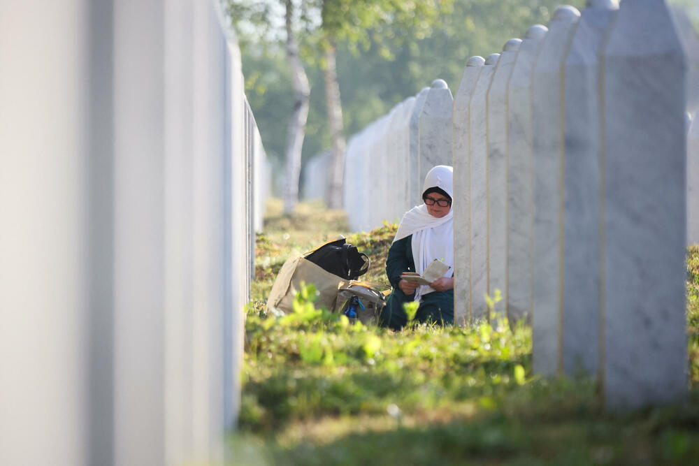 <p>Premijer Hrvatske Andrej Plenković je u govoru rekao da je Srebrenica "više od stradanja" i "simbol opomene".</p>  <p>Dodao je da su BiH i Hrvatska "bile žrtve agresije Miloševićevog režima", nekadašnjeg predsjednika Srbije</p>