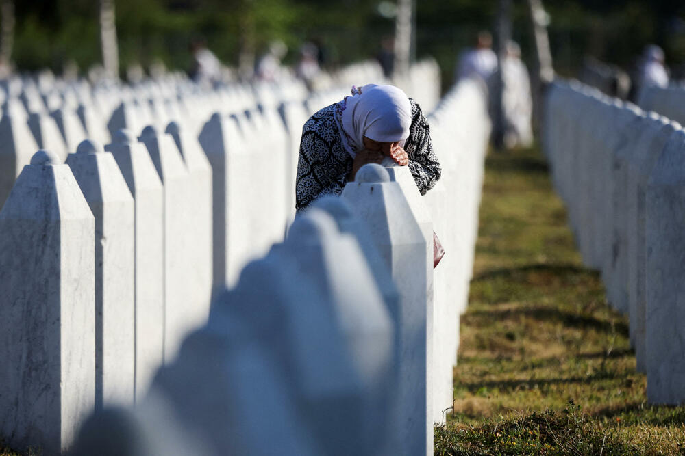 <p>Premijer Hrvatske Andrej Plenković je u govoru rekao da je Srebrenica "više od stradanja" i "simbol opomene".</p>  <p>Dodao je da su BiH i Hrvatska "bile žrtve agresije Miloševićevog režima", nekadašnjeg predsjednika Srbije</p>